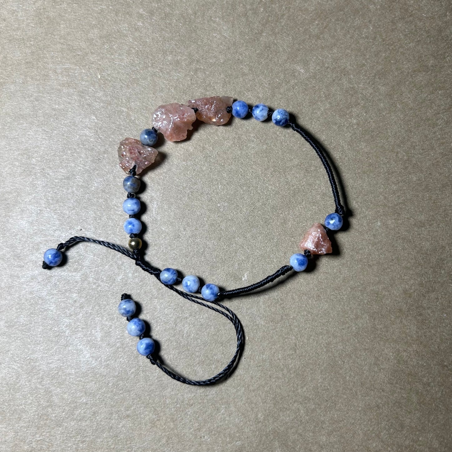 Bracelet Sodalite/Pierre de soleil (pièce unique).