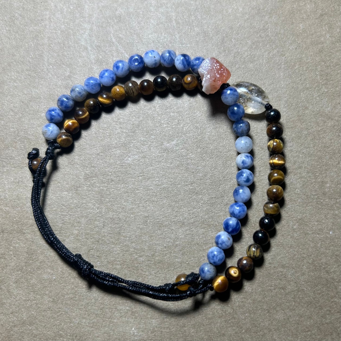 Bracelet Oeil de tigre/Sodalite/Pierre de soleil/Améthyste.