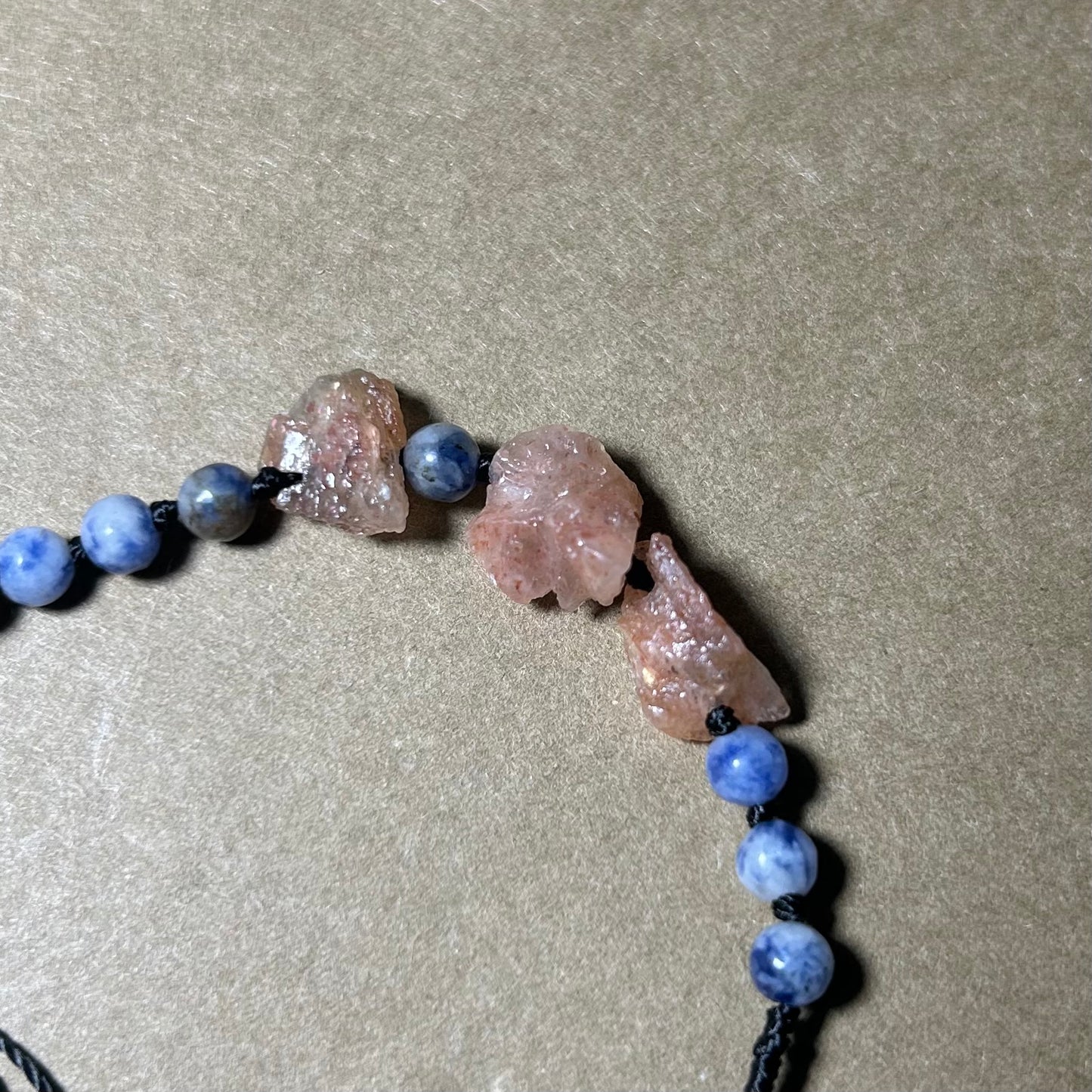 Bracelet Sodalite/Pierre de soleil (pièce unique).